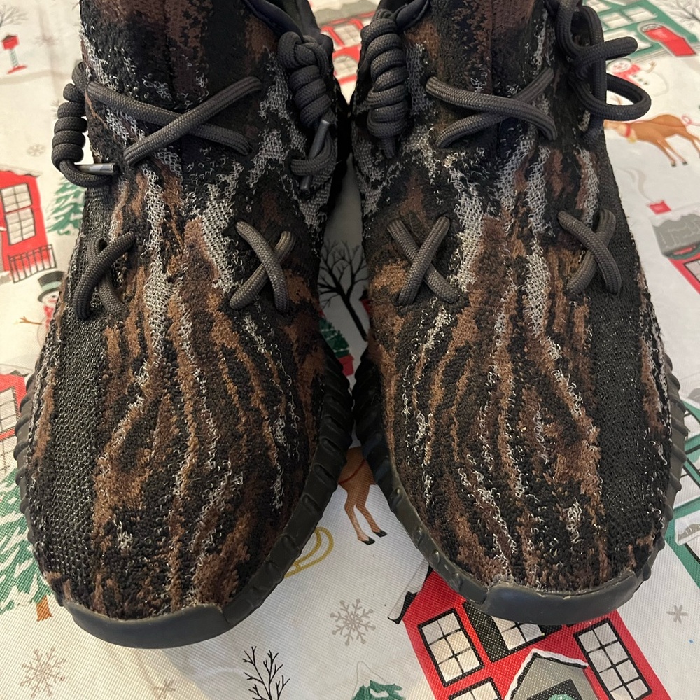 Adidas Yeezy Boost 350 V2 sneaker in the "MX Rock" colorway very good condition